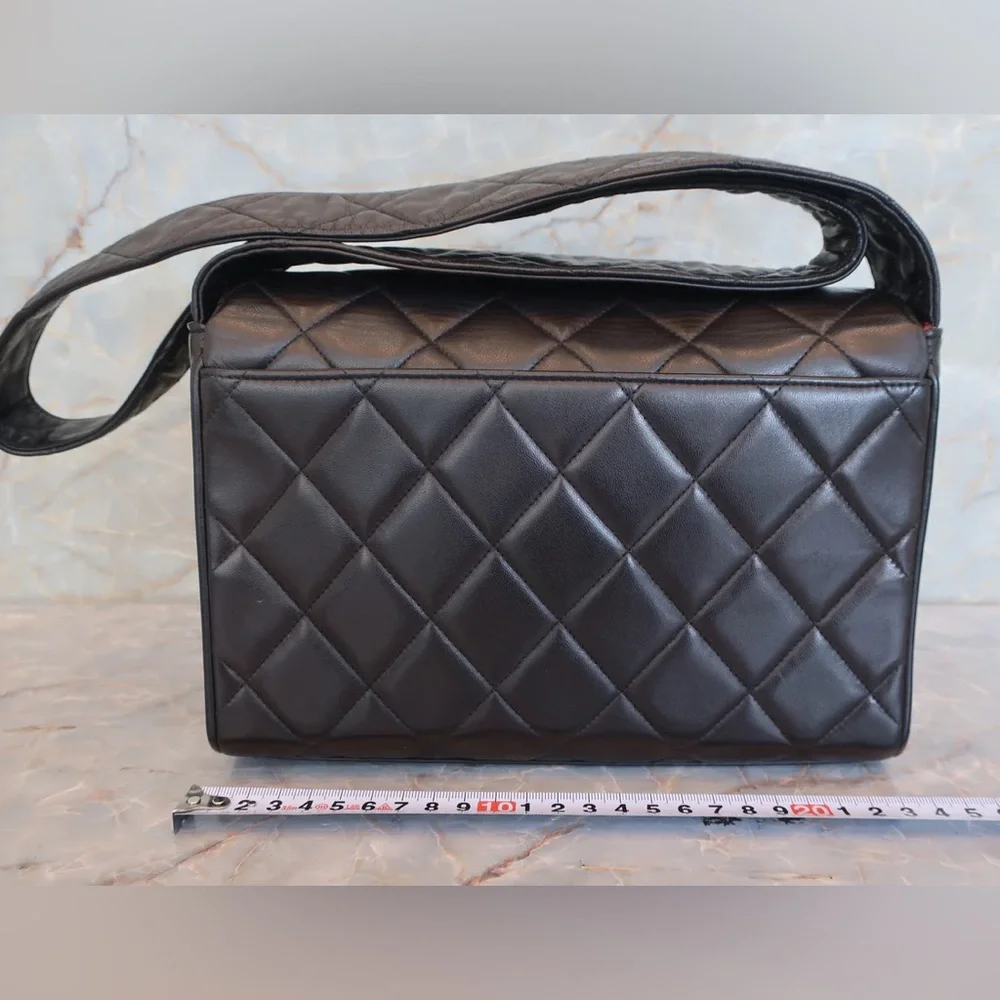 Authentic CHANEL black lambskin medium sized camera vintage crossbody bag - Picture 2 of 15